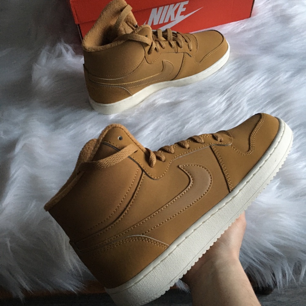 Nike women’s eberon mid se brown 8.5